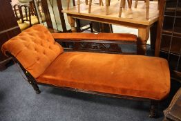 AN EDWARDIAN UPHOLSTERED CHAISE LONGUE