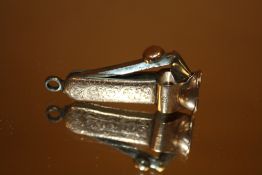 AN ANTIQUE 9CT GOLD CIGAR CUTTER