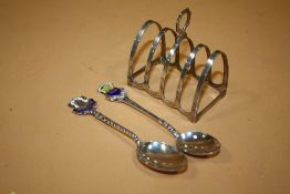 A HALLMARKED SILVER TOAST RACK TOGETHER WITH TWO ENAMEL SPOONS