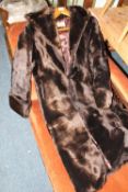 A LADIES RETRO / VINTAGE FUR COAT