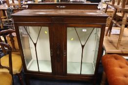 A VINTAGE OAK GLAZED CHINA/DISPLAY CABINET H-125 CM W-105 CM