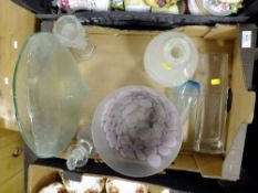 A TRAY OF STUDIO GLASSWARE TO INCLUDE A CRACKLE EFFECT VASE