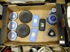 A TRAY OF ASSORTED WEDGWOOD JASPERWARE ETC. TO INCLUDE A BLUE DIP SUGAR BOWL' PIN DISHES ETC.