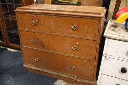 A VINTAGE PAINTED FOUR DRAWER PINE CHEST H-83 CM W-93 CM A/F