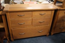 A MODERN M&S HEMSLEY RANGE FIVE DRAWER CHEST H-91 CM W-117 CM