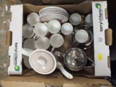 A SMALL TRAY OF SUSIE COOPER AND OTHER CHINA' TOGETHER WITH A TRAY OF GLASSWARE TO INCLUDE COCA COLA