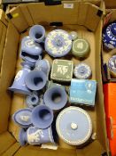 A TRAY OF ASSORTED WEDGWOOD JASPERWARE TO INCLUDE TRINKET POTS' SMALL TEAL VASE' GREY RING POT ETC.