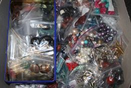 A BOX OF ASSORTED COSTUME JEWELLERY BEADS & BUTTONS ETC