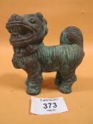 A VINTAGE CHINESE / ORIENTAL BRONZE DOG OF FO