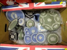 A TRAY OF ASSORTED WEDGWOOD JASPERWARE TO INCLUDE A GREEN COMPORT' CABINET PLATES' PIN DISHES ETC.