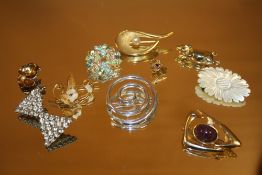 A COLLECTION OF MOSTLY MODERN BROOCHES (10)