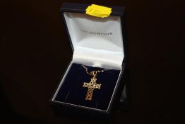 A 9CT GOLD CELTIC STYLE CROSS PENDANT ON CHAIN