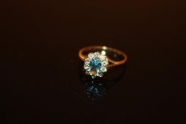 A LADIES 9 CARAT GOLD FLORAL SET DRESS RING - SIZE N - WEIGHT 1.7 GRAMS APPROX