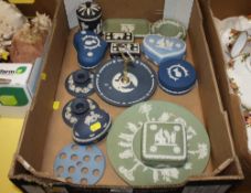 A TRAY OF WEDGWOOD JASPERWARE OF ASSORTED COLOURWAYS TO INCLUDE A PAIR OF SQUAT CANDLESTICKS