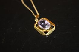 A RETRO STYLE 9CT GOLD AMETHYST PENDANT ON CHAIN