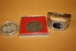 A HALLMARKED SILVER NAPKIN RING WITH WINSTON CHURCHILL PANEL, TOGETHER WITH TWO COMMEMORATIVE