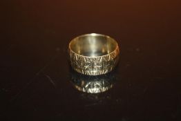 A HALLMARKED 18 CARAT GOLD BAND - SIZE P - WEIGHT 5.7 GRAMS APPROX