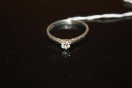 A 950 PLATINUM DIAMOND SOLITAIRE RING - SIZE T 1/2 - WEIGHT 5.3 GRAMS APPROX