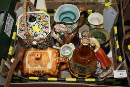 A SMALL TRAY OF ASSORTED CERAMICS TO INCLUDE A CROWN DEVON CHINTZ PATTERN SWING HANDLED CRACKER