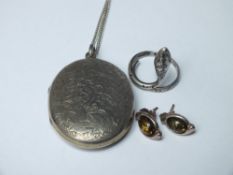 A LARGE VICTORIAN ENGRAVED WHITE METAL LOCKET ON SILVER CHAIN, A PAIR OF SILVER EARRINGS & A