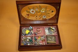 A BOX OF COLLECTABLES AND COSTUME JEWELLERY TO INCLUDE A 9CT GOLD PAIR OF EARRINGS AND LOCKET ON CH