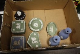 A SMALL QUANTITY OF WEDGWOOD JASPERWARE TO INCLUDE A BLACK PAPERWEIGHT