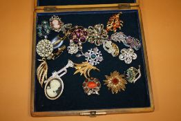 A COLLECTION OF VINTAGE AND MODERN BROOCHES