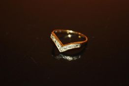 A LADIES 9 CARAT GOLD WISH BONE SHAPED DRESS RING - SIZE S 1/2 - WEIGHT 1.6 GRAMS APPROX