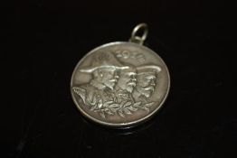 A WHITE METAL 1914 MEDAL MARKED SWISS TO EDGE AND EMBOSSED WITH THE WORDS 'AU VAILLANT ROIDES BELGES