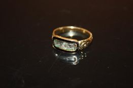 AN ANTIQUE YELLOW METAL MOURNING RING DATED 1818 TO INTERIOR - SIZE N - WEIGHT 2.3 GRAMS APPROX
