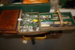 A LARGE QUANTITY OF VINTAGE FLATWARE TO INCLUDE A QUANTITY OF SILVER PLATE, CASED KNIVES AND FORK