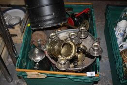 A TRAY OF ASSORTED METALWARE TO INCLUDE A PAINTED COAL BUCKET, CANDELABRA & COPPER KETTLE ETC