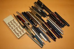 A LARGE QUANTITY OF COLLECTABLE PENS TO INCLUDE PARKER AND SHEAFFER EXAMPLES