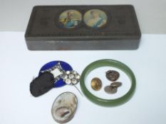 SELECTION OF ANTIQUE & VINTAGE JEWELLERY ITEMS IN AN OLD TIN