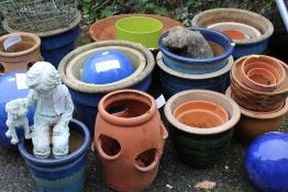A QUANTITY OF ASSORTED PLANT POTS TO INCLUDE GLAZED EXAMPLES