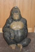 A LARGE OUTDOOR RESIN FIGURE OF A SEATED GORILLA H-114CM