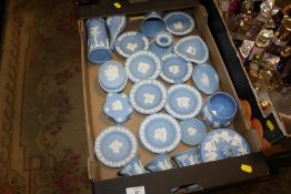 A TRAY OF BLUE WEDGWOOD JASPERWARE TO INCLUDE PIN DISHES, SMALL VASES ETC.