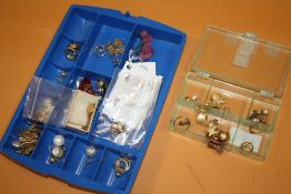 A COLLECTION OF MOSTLY EARRINGS, MINIATURE LOCKET, 9 CARAT GOLD CHAIN ETC