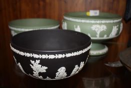 A WEDGWOOD GREEN JASPERWARE IMPERIAL FOOTED BOWL TOGETHER WITH TWO WEDGWOOD JASPERWARE FRUIT
