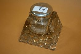 A LARGE HEAVY CUT GLASS DESK INKWELL WITH HALLMARKED SILVER MOUNTS - LONDON 1909