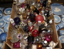 A TRAY OF MOSTLY MODERN PERFUME BOTTLES