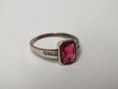 AN VINTAGE 9CT GOLD & SILVER RING SET WITH RED STONES