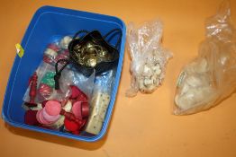 A TUB OF VINTAGE GAMING PIECES TO INCLUDE CHESS MEN, BACKGAMMON ETC.