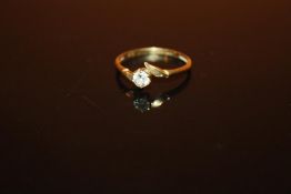 A HALLMARKED 9 CARAT GOLD SOLITAIRE RING - SIZE P - WEIGHT 1.2 GRAMS APPROX