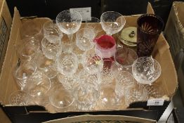 A SMALL BOX OF ASSORTED CUT GLASS ETC. TO INCLUDE A CRANBERRY CLASS STYLE JUG