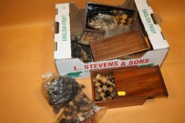 A QUANTITY OF VINTAGE AND ANTIQUE CHESS PIECES