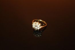 A LADIES 9 CARAT GOLD CZ CLUSTER RING - SIZE L - WEIGHT 2.6 GRAMS APPROX