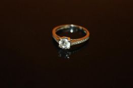A LADIES 9K WHITE GOLD SOLITAIRE RING - SIZE L - WEIGHT 1.6 GRAMS APPROX