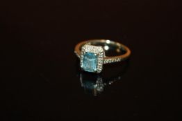 A 9 CARAT WHITE GOLD AND BLUE TOPAZ DRESS RING - SIZE L 1/2 - WEIGHT 2.2 GRAMS APPROX