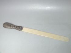 AN ANTIQUE HALLMARKED SILVER MOUNTED PAGE TURNER